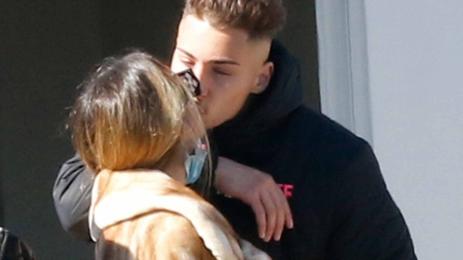 Julia Janeiro, pillada comiéndose a besos con su novio, Tommy Rossi