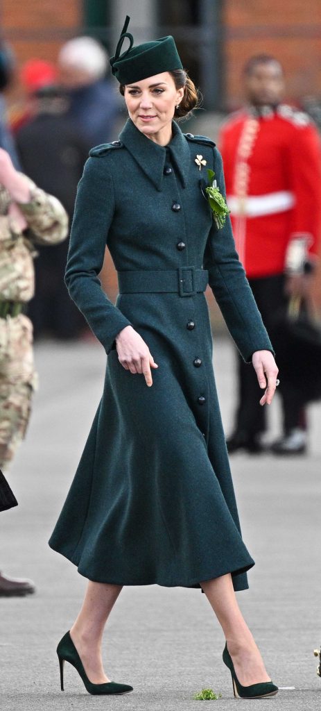 Kate Middleton se prende en su abrigo de lujo el trébol de la suerte (¿por qué?)