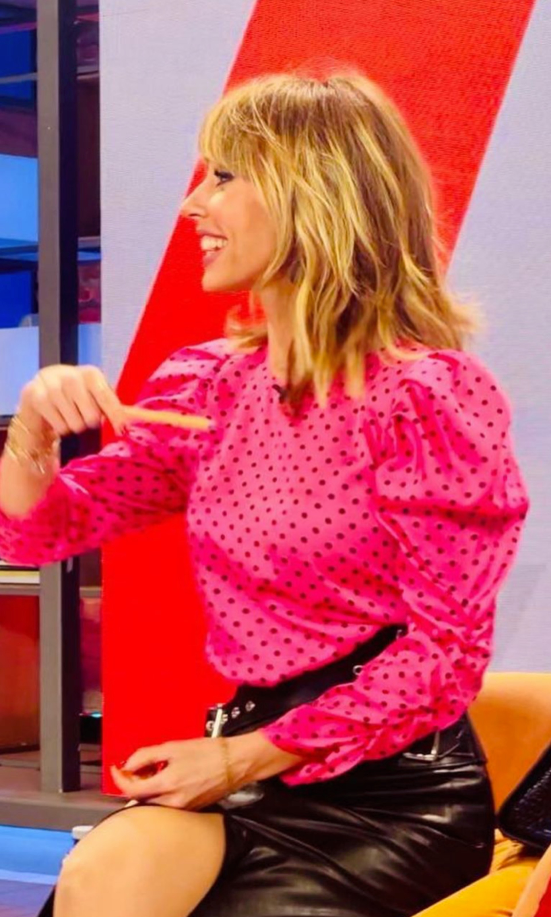Emma García blusa rosa lunares