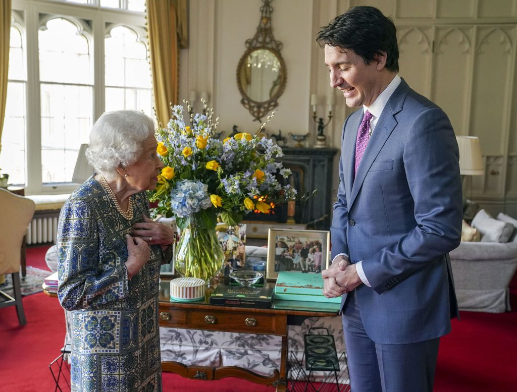 La reina Isabel reaparece en Windsor haciendo reír al guapo primer ministro Justin Trudeau