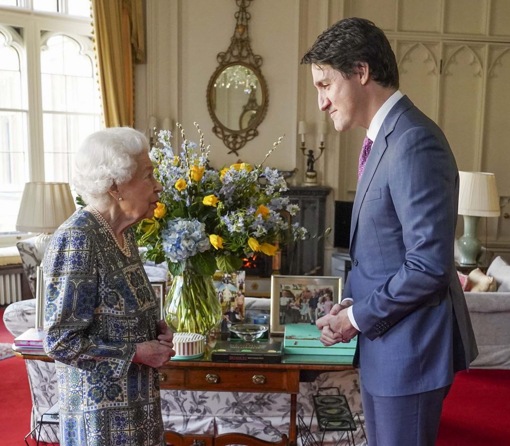 La reina Isabel reaparece en Windsor haciendo reír al guapo primer ministro Justin Trudeau