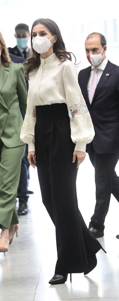 La Reina Letizia baila con pantalones de tiro muy alto y su blusa más cara