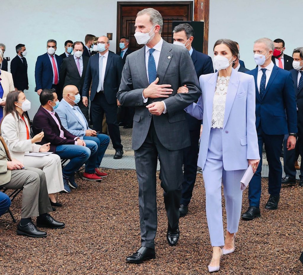 La Reina Letizia estrena su look más 'bonito', hecho en La Palma