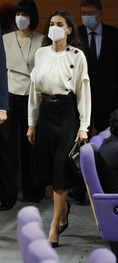 La Reina Letizia presenta un look 'sin diseño' en Valencia