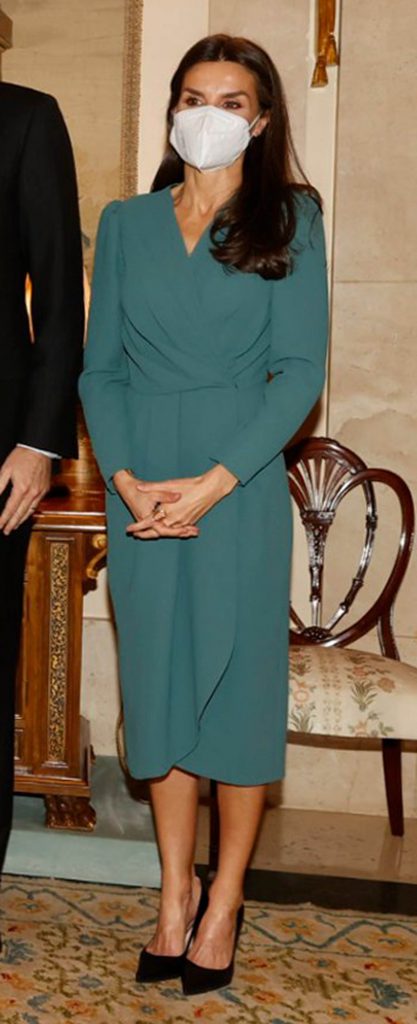 La Reina Letizia recicla su vestido 'sueco' para invitar a comer en La Zarzuela