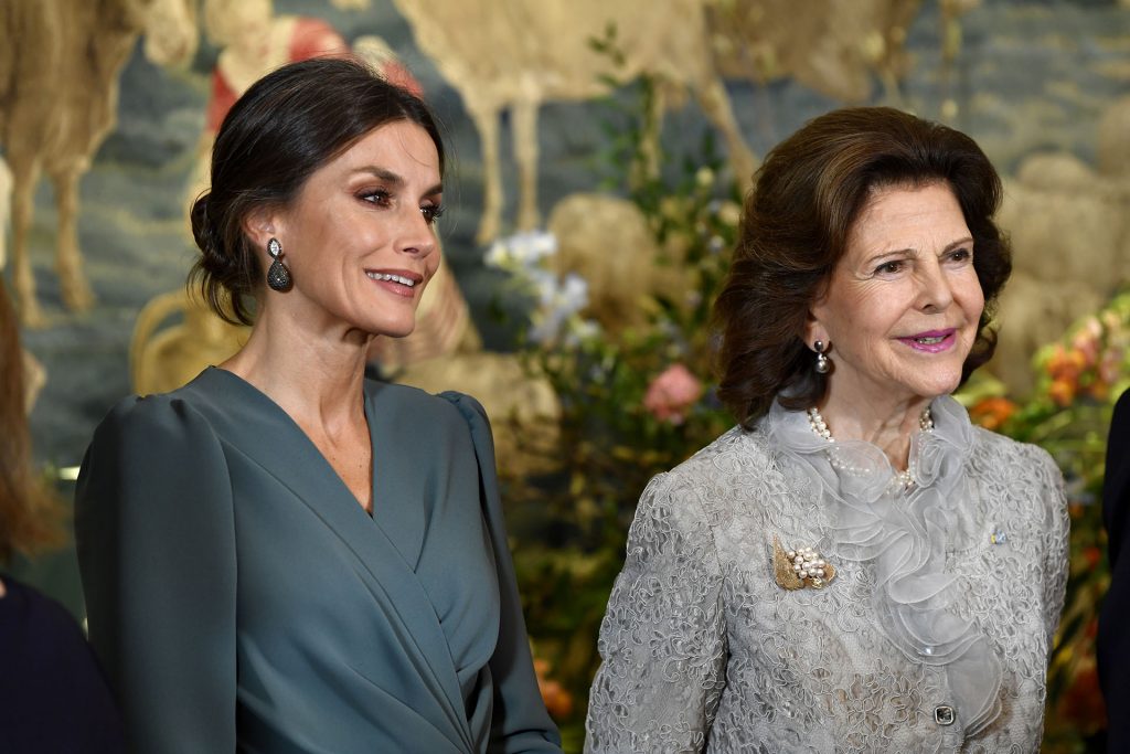La Reina Letizia recicla su vestido 'sueco' para invitar a comer en La Zarzuela