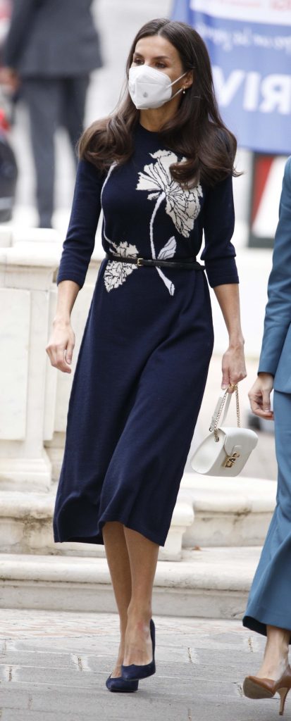 La Reina Letizia estrena vestido en Málaga... pero se 'equivoca' con las flores