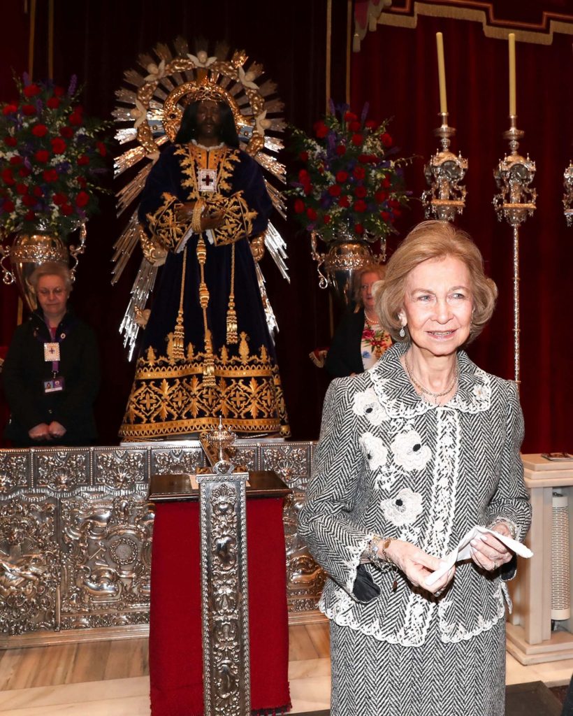 La Reina Sofía vuelve al besapié del Cristo de Medinaceli (y más joven que antes)