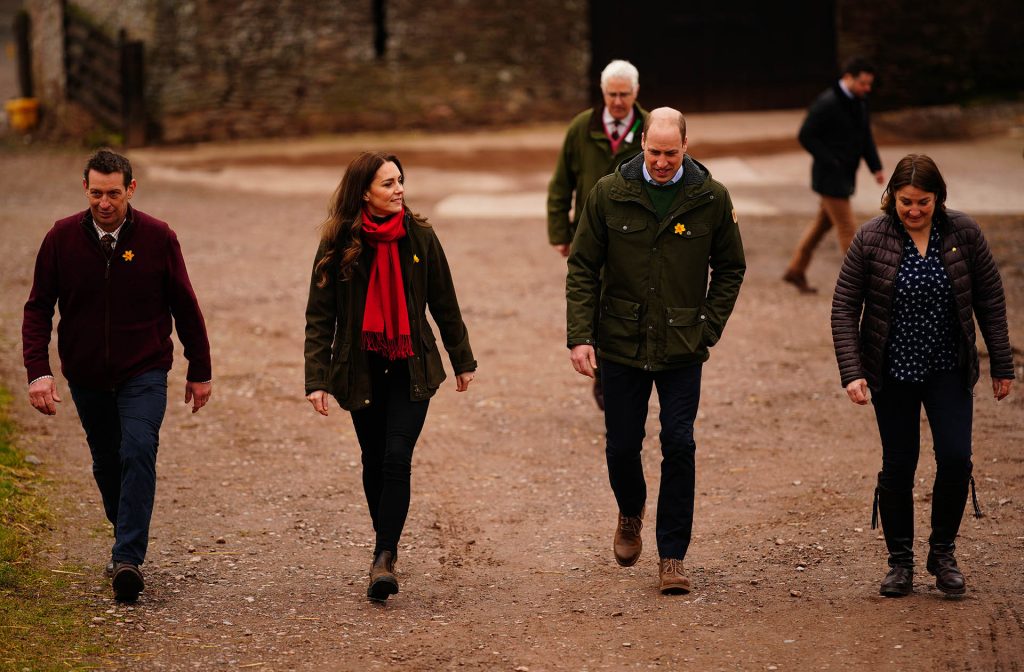 Los gestos inusualmente serios del príncipe Guillermo y Kate Middleton en Gales