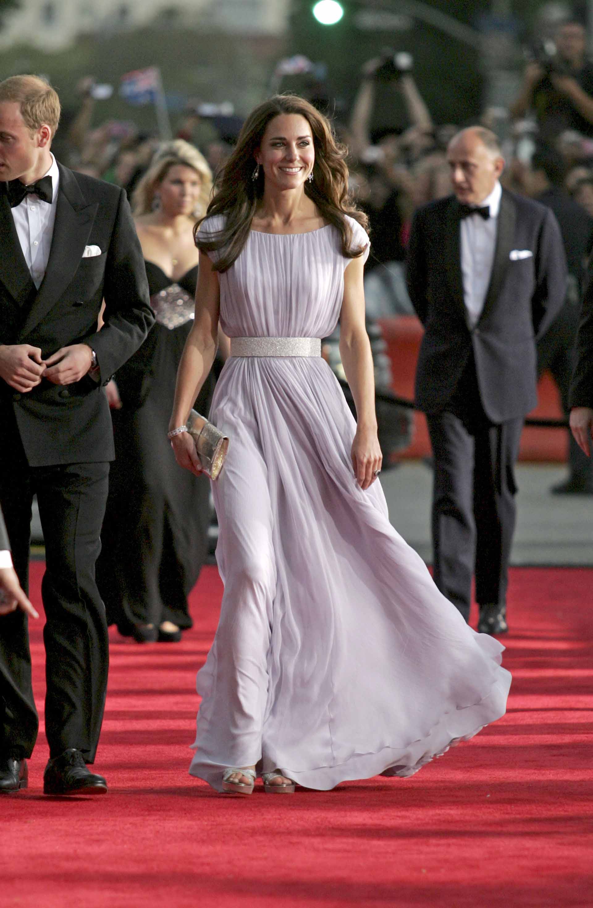 Kate Middleton, the Duchess of Cambridge at the inaugural "BAFTA Brits to Watch" event at the Belasco Theatre in Los Angeles, on Saturday, July 9, 2011. en la foto : vestida de la firma " alexander mcqueen "