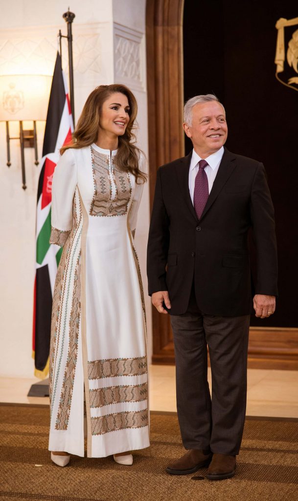 Rania de Jordania invita a comer a las mujeres árabes con un caftán impresionante