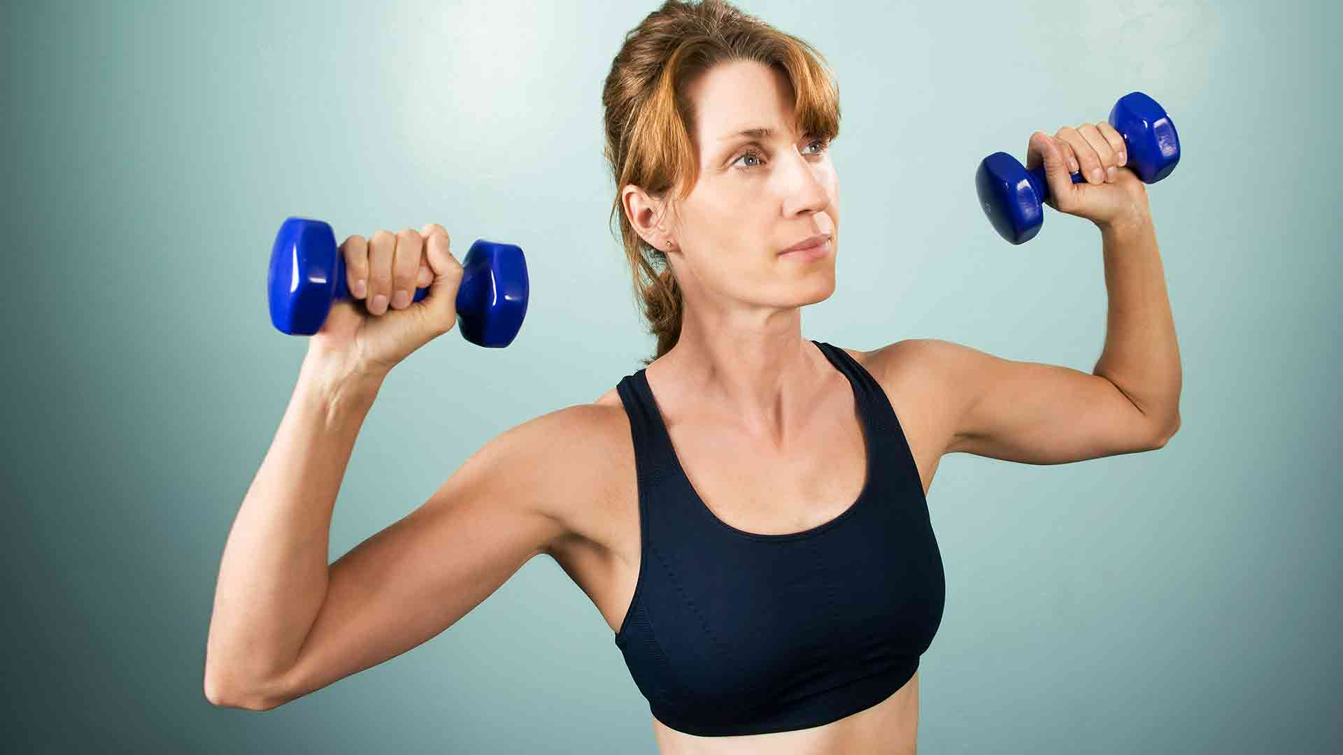Tres ejercicios básicos para combatir la flacidez de los brazos