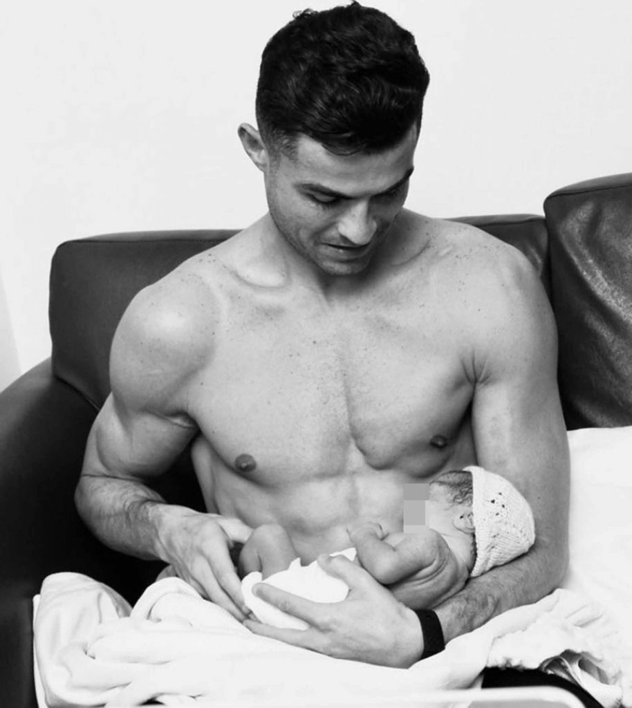 Cristiano Ronaldo comparte su foto más íntima con su bebé recién nacido
