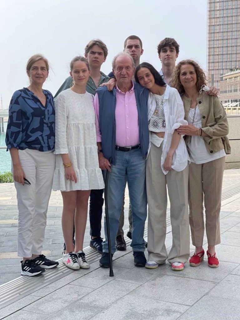 El rey Juan Carlos recibe la visita de sus hijas y sus nietos en Abu Dabi