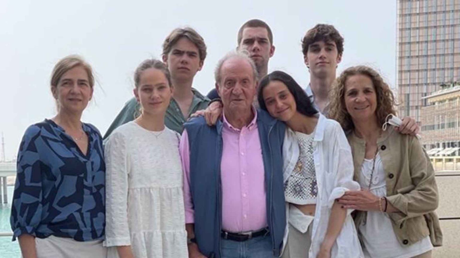 La foto del rey Juan Carlos con sus hijas y nietos desata la polémica en las redes