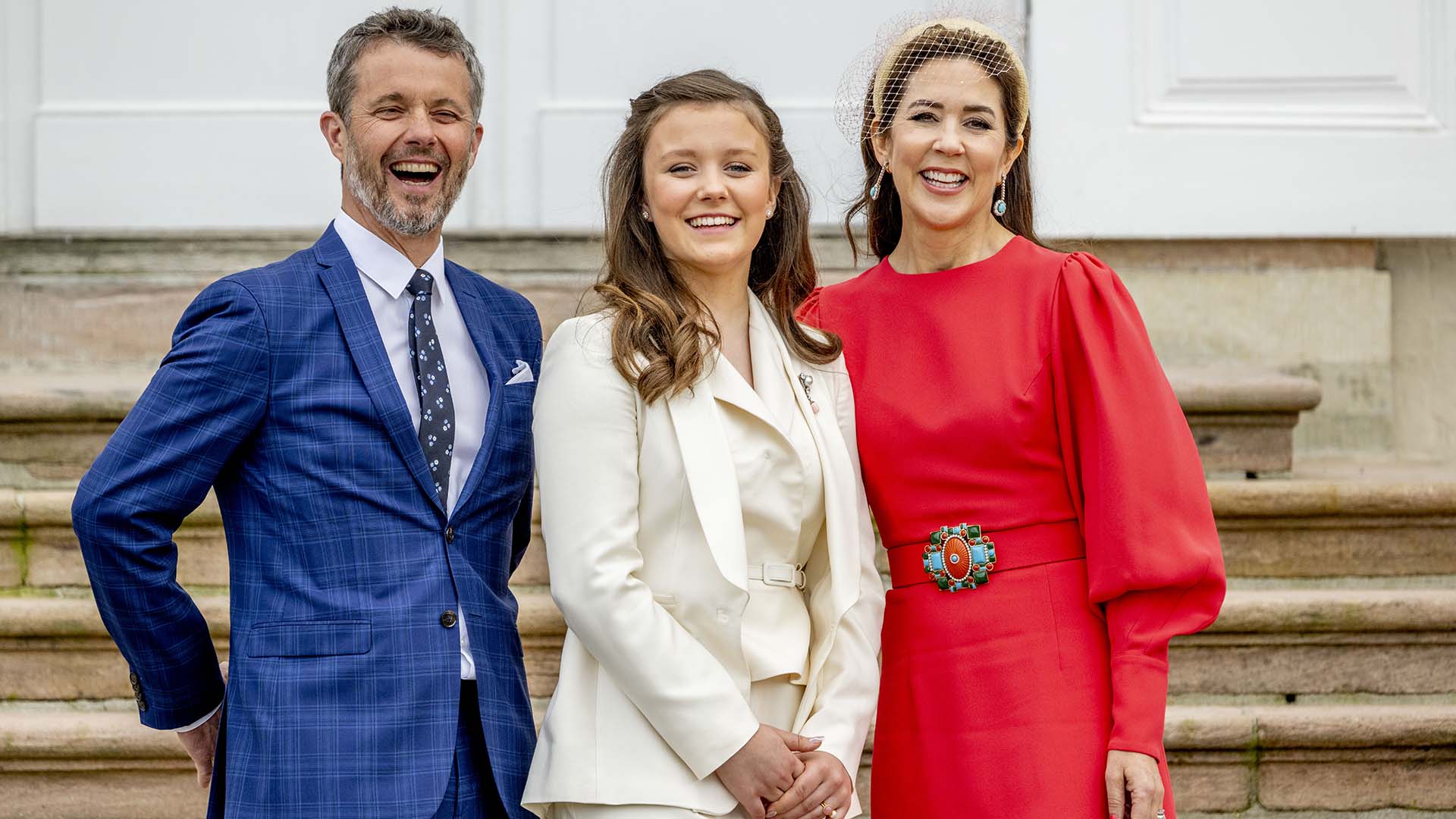 DANMARK - Crown Prince Frederik, Princess Josephine, Princess Isabella, Queen Margrethe, Crown Princess Mary, Prince Christian and Prince Vincent pose for a family photo Princess Isabella's confirmation in Fredensborg Castle Church in Fredensborg, on April 30, 2022.  Robin Utrecht