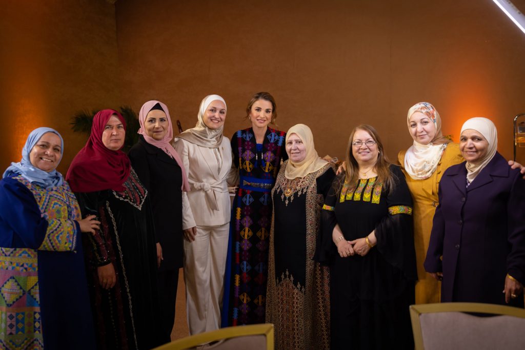 La inusual cercanía de Rania de Jordania en una cita con mujeres en pleno Ramadán