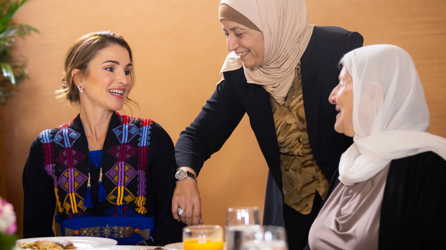 La inusual cercanía de Rania de Jordania en una cita con mujeres en pleno Ramadán