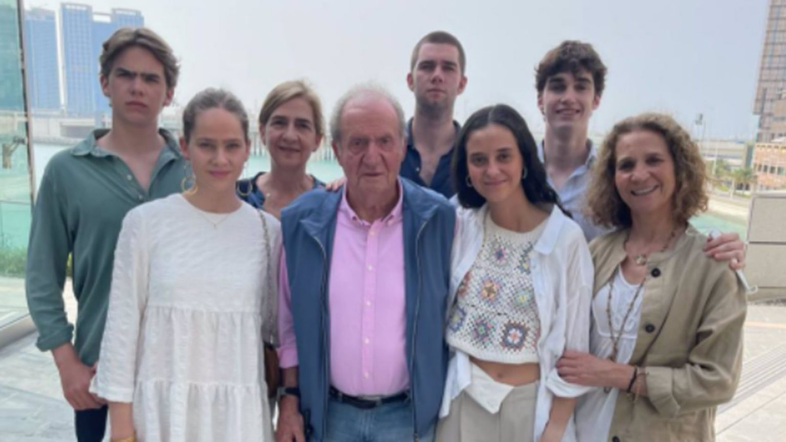 Una nueva foto de don Juan Carlos con sus hijas y nietos acalla la polémica
