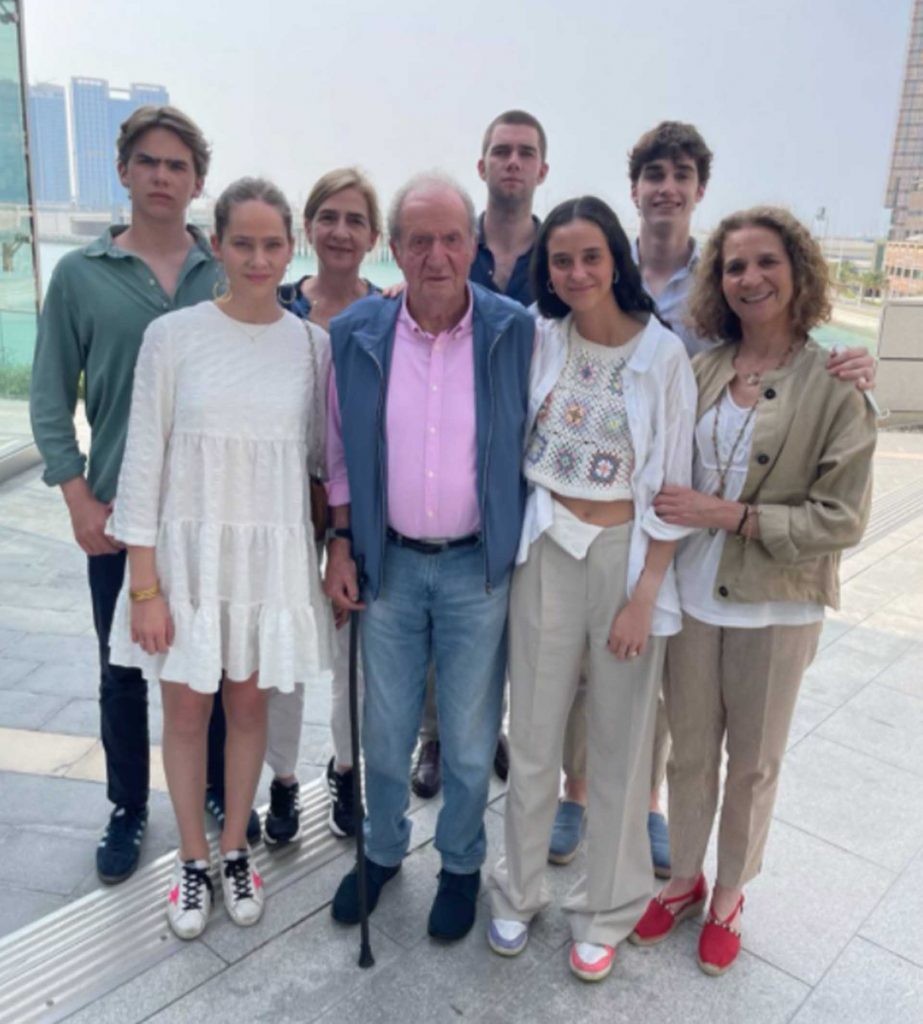 El gran cambio de la Princesa Leonor (con blusa ucraniana) en su vuelta a España