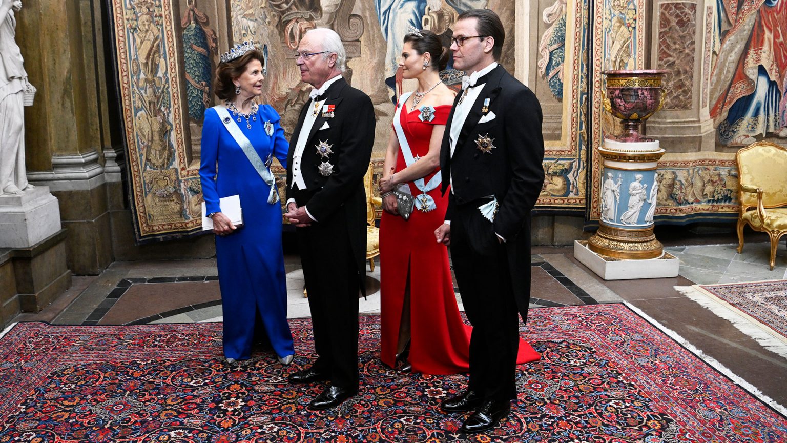 Los Reyes de Suecia y sus hijos se visten de gala: despliegue de tiaras y vestidos largos
