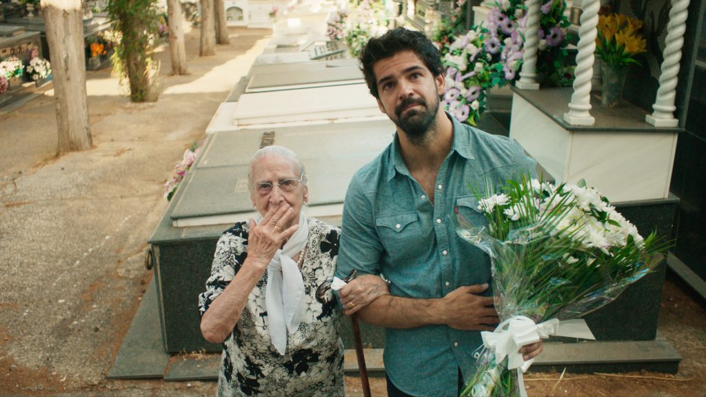 Miguel Ángel Muñoz y su tata en una imagen de su documental