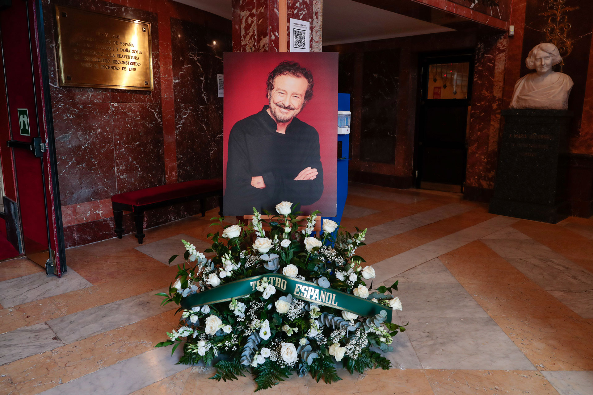 Numerosos famosos dan el último adiós a Juan Diego en el Teatro Español