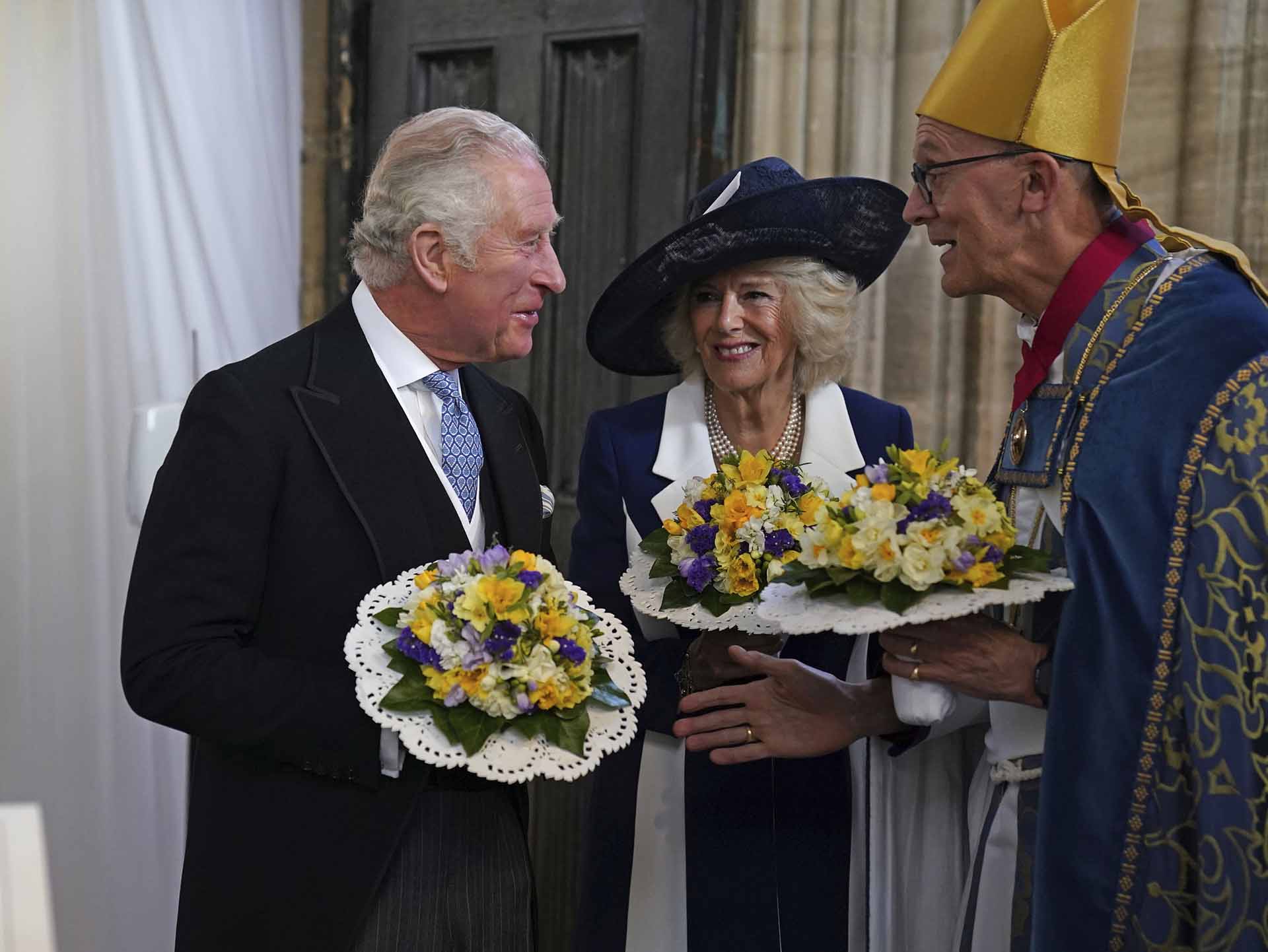 ¿Qué le pasa a Isabel II? El Príncipe Carlos y Camilla sustituyen a la reina en la misa de Pascua