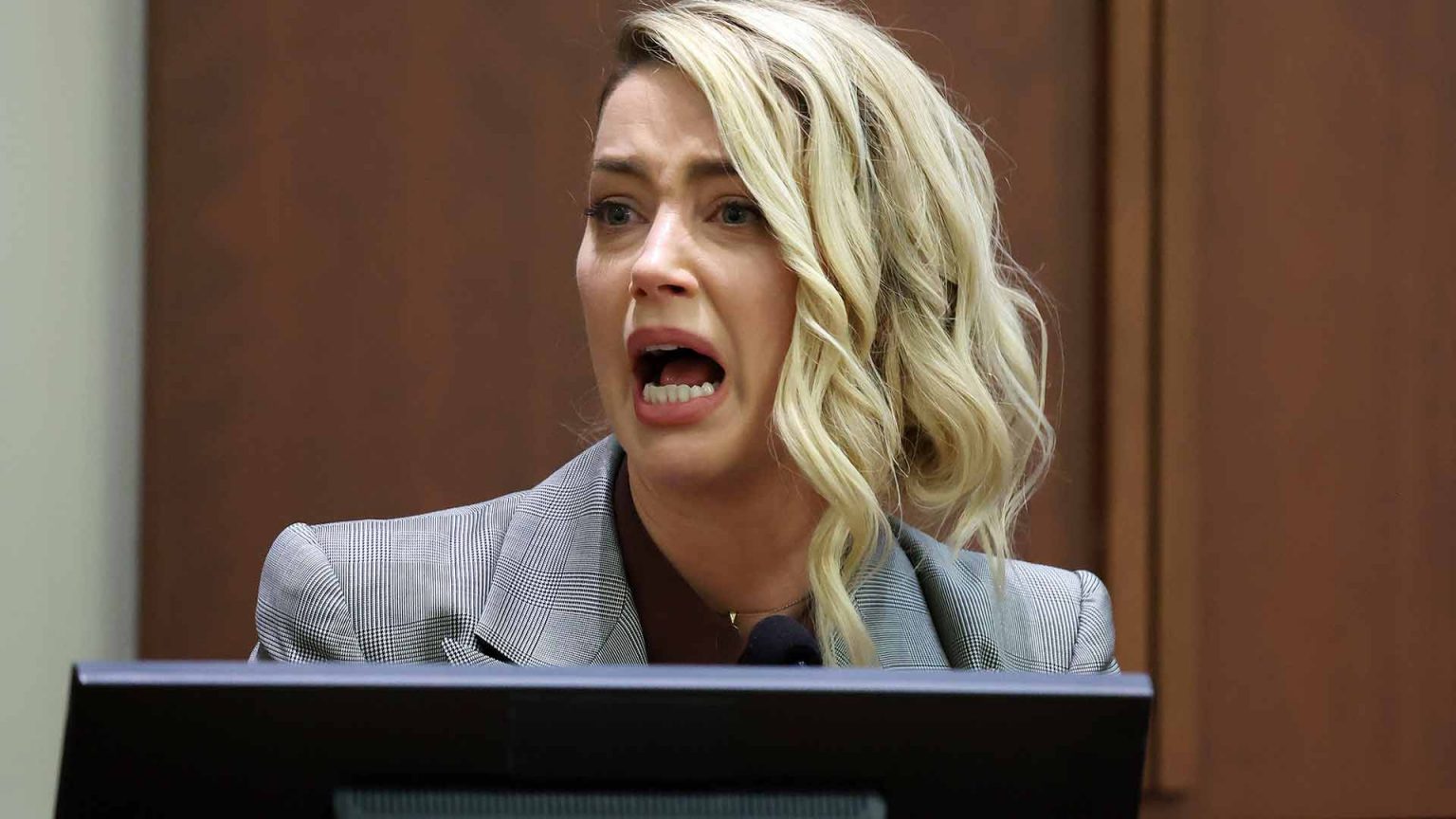 Amber Heard se derrumba en el juicio: “La gente nos quiere matar a mi hija y a mí”