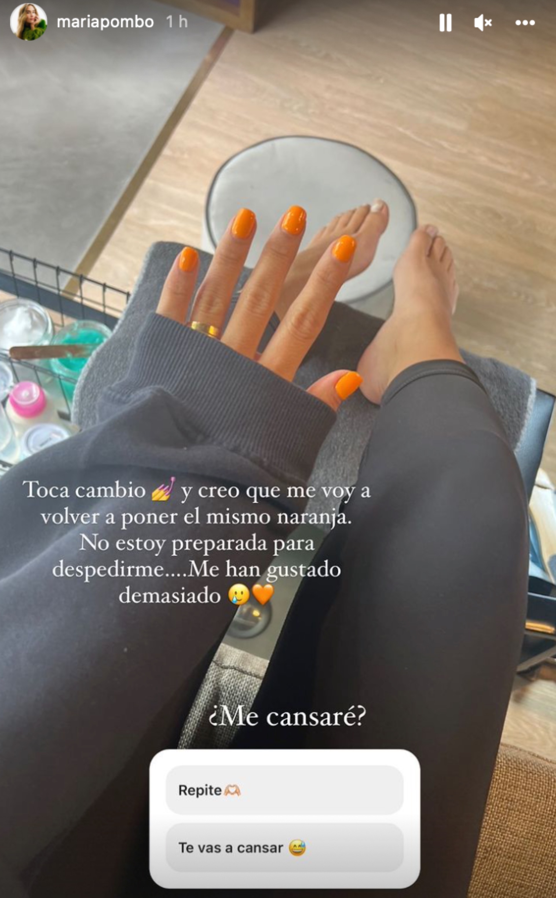 María Pombo uñas flúor naranja
