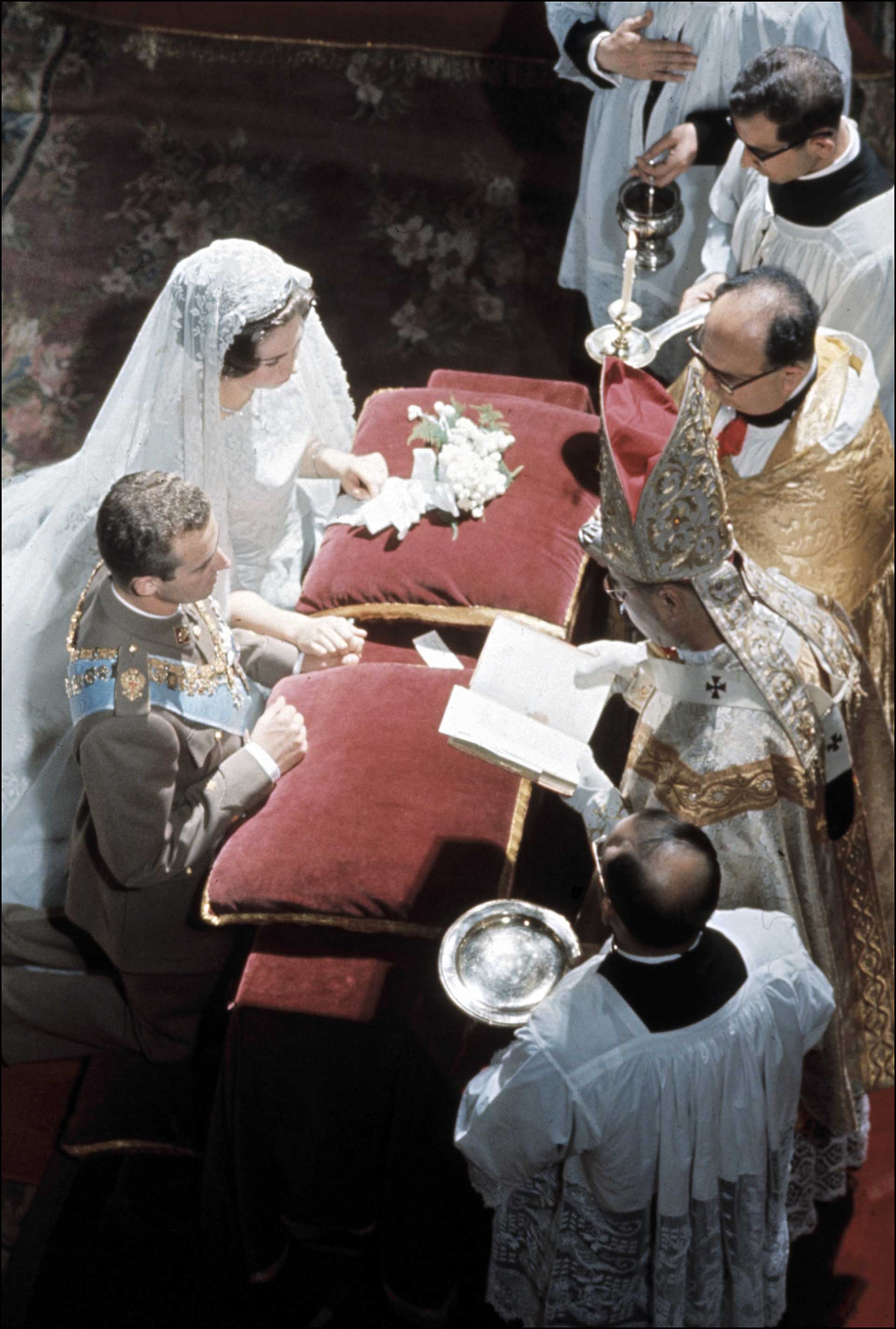 Los reyes de España Juan Carlos y Sofía de Grecia durante su boda en Atenas