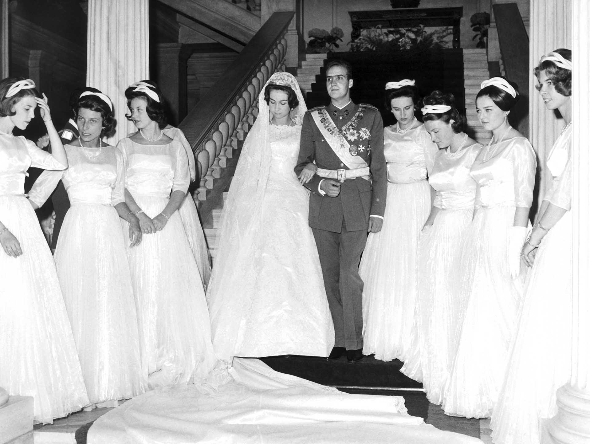 The newlyweds with the bridesmaids in the Palace of Athens. On May 14, 1962, Princess Sophia of Greece and Don Juan Carlos of Asturias, who later became the royal couple of Spain, tied the knot. Because of the different creeds, the rite was performed in two ceremonies, both Catholic and Greek Orthodox. +++(c) dpa - Report+++ [dpa picture archive]