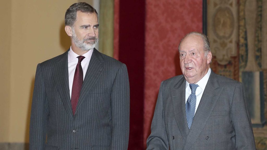 El rey Felipe acuerda un encuentro con don Juan Carlos en Madrid