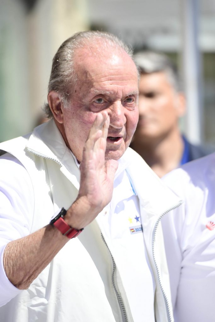 El Rey Juan Carlos suelta amarras (pero no su bastón) en Sanxenxo: mucha emoción, saludos y ¡vivas!