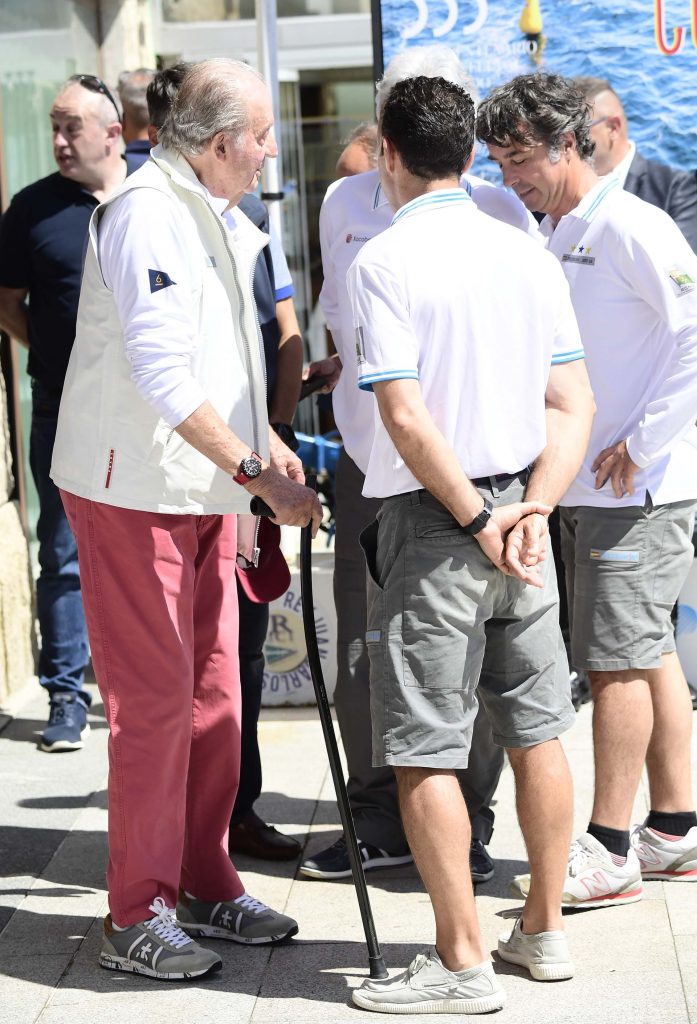 El Rey Juan Carlos suelta amarras (pero no su bastón) en Sanxenxo: mucha emoción, saludos y ¡vivas!