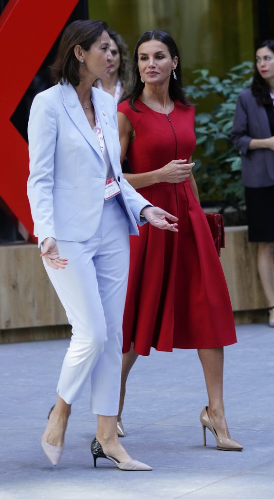 La Reina Letizia (de rojo de nuevo) vuelve a coger el gusto a los pendientes