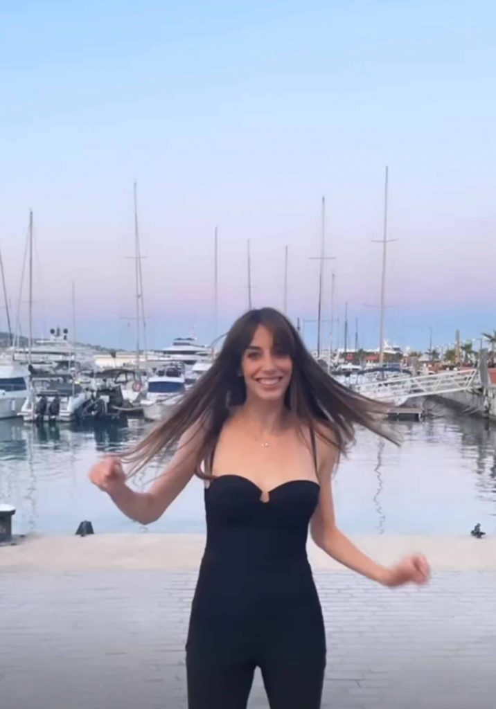 Almudena Cid, feliz en Ibiza y arropada por un amigo