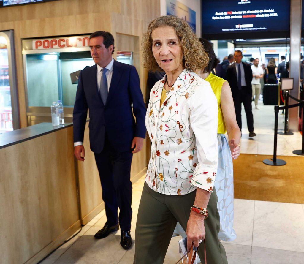 La Infanta Elena se va al cine tras comer con el Rey Juan Carlos