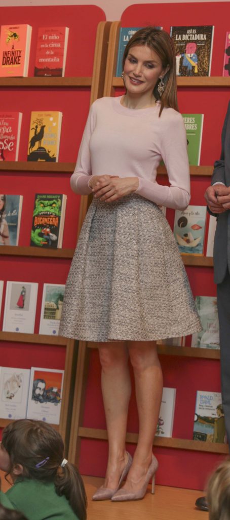 La Reina Letizia en la Feria del Libro: de su clásico debut al mejor vestido cóctel
