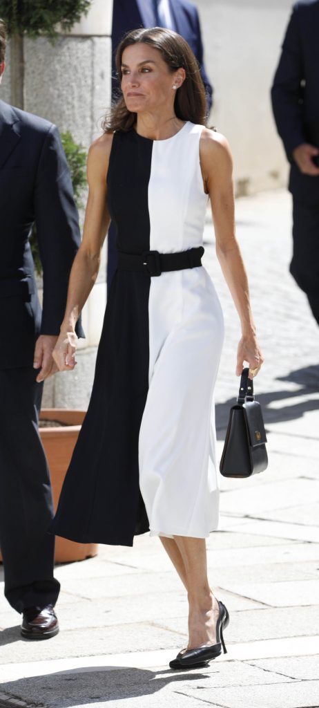 La Reina Letizia estrena en Mérida un original vestido de Mango partido en blanco y negro