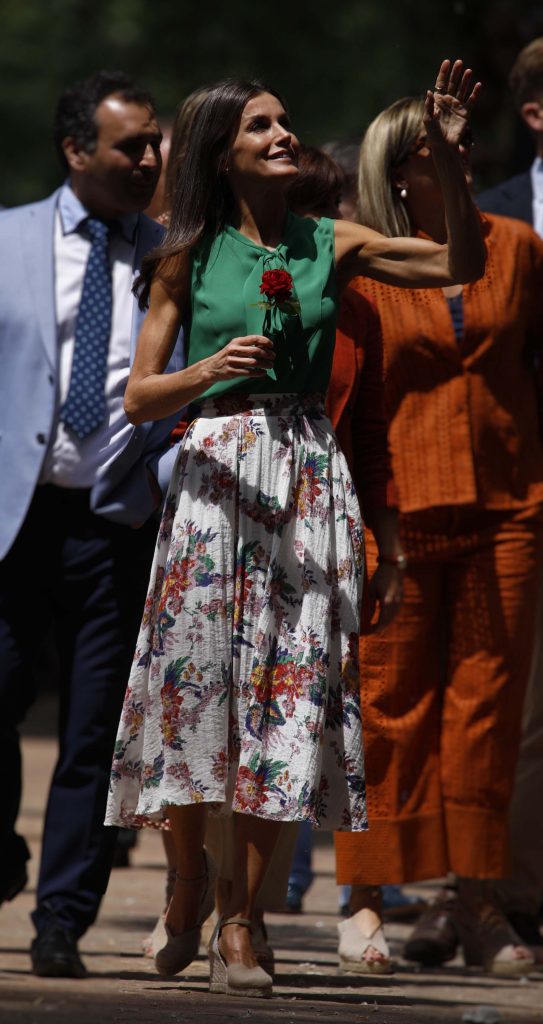 La Reina Letizia evita polémicas en Las Hurdes con blusa lady y falda de flores