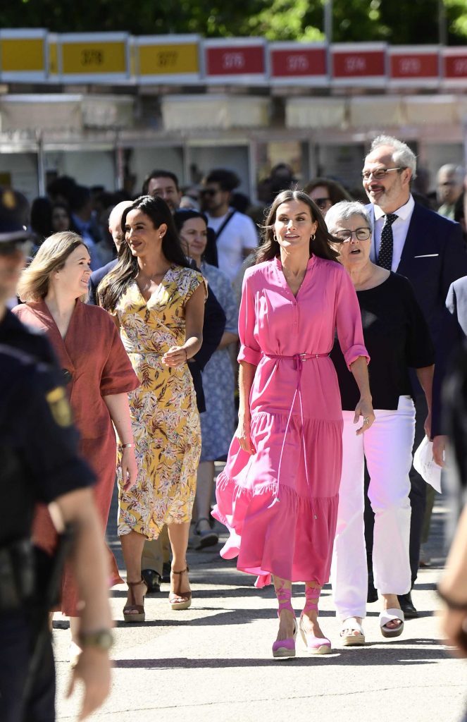 La Reina Letizia inaugura la Feria del Libro con las alpargatas rosas de moda