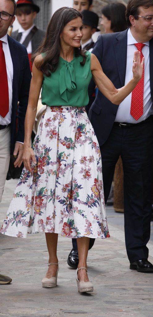 La Reina Letizia evita polémicas en Las Hurdes con blusa lady y falda de flores