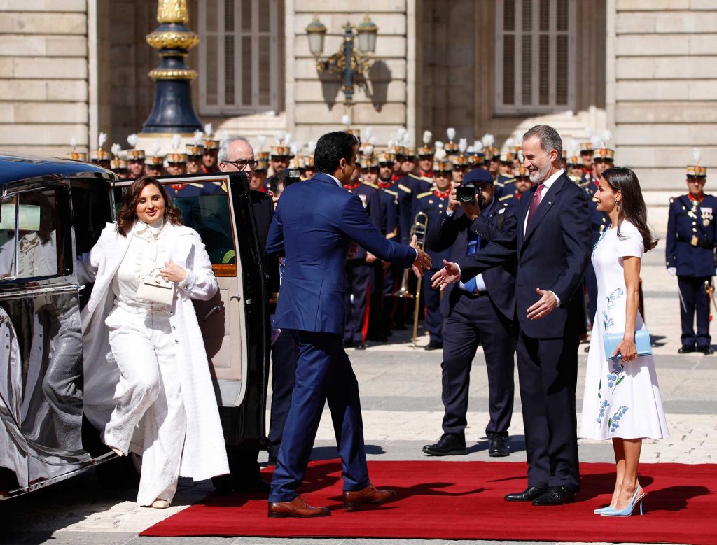 La Reina Letizia vuelve a coincidir con Melania Trump: su primaveral vestido para recibir al emir de Catar