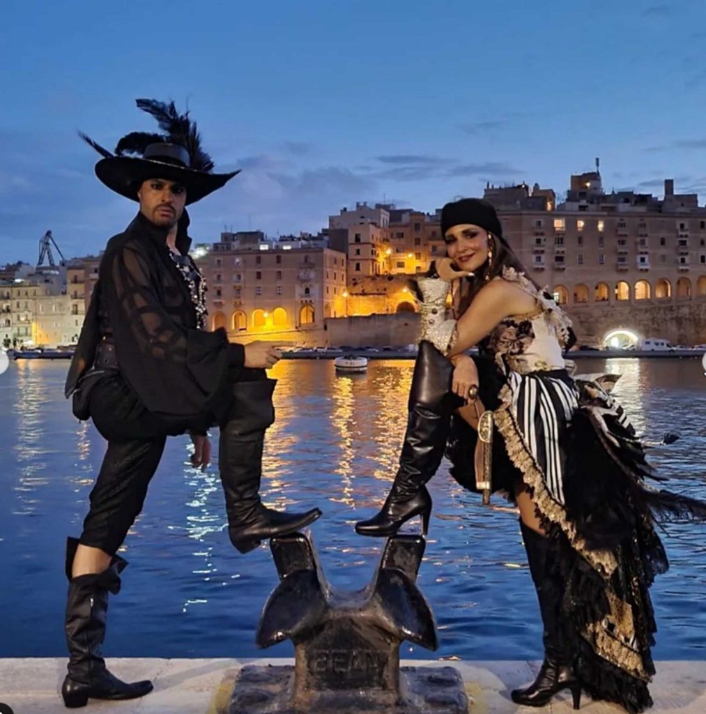 Paloma Cuevas y Paula Echevarría viven una noche pirata en Malta