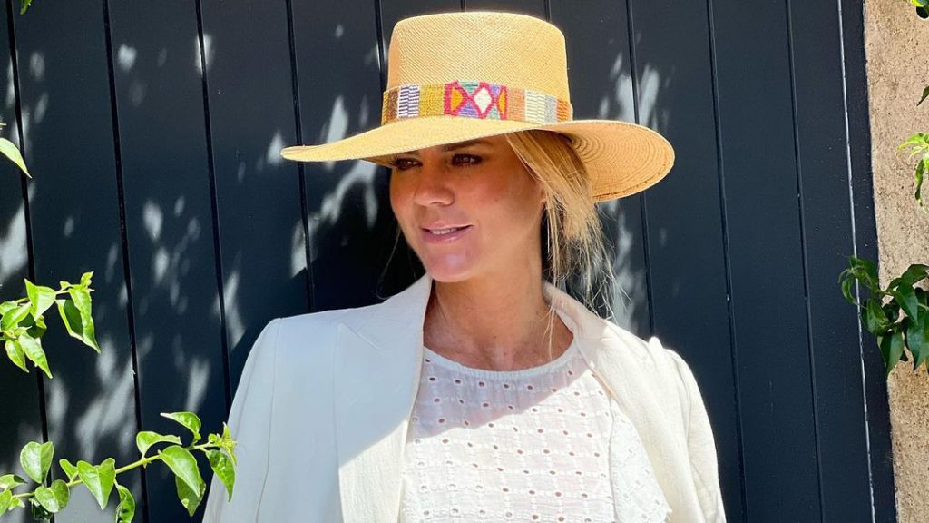 Amelia Bono agota el top de Zara más vendido (y elegante) del verano y lo usa de look de invitada