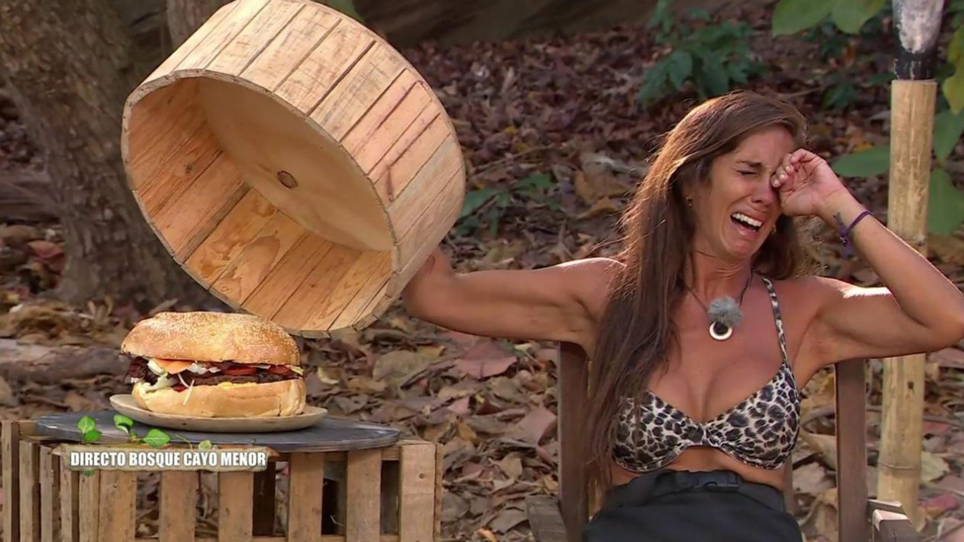 Anabel Pantoja se corta la melena a cambio de una hamburguesa en 'Supervivientes'