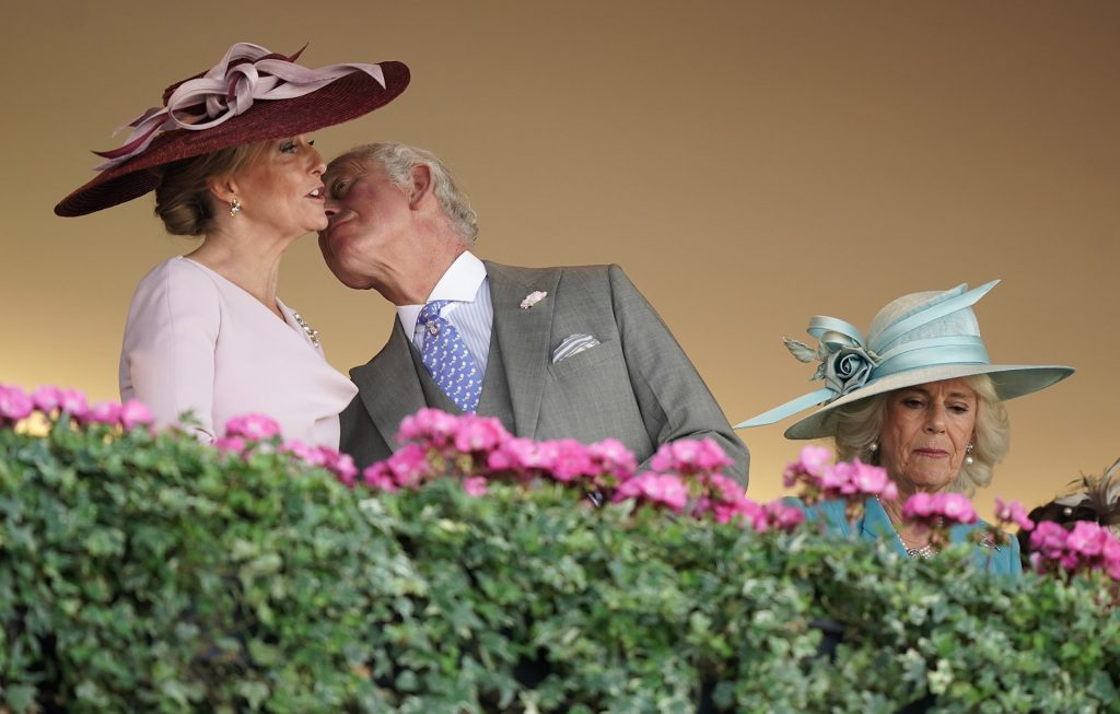 El efusivo beso del príncipe Carlos con su cuñada del que todo el mundo habla