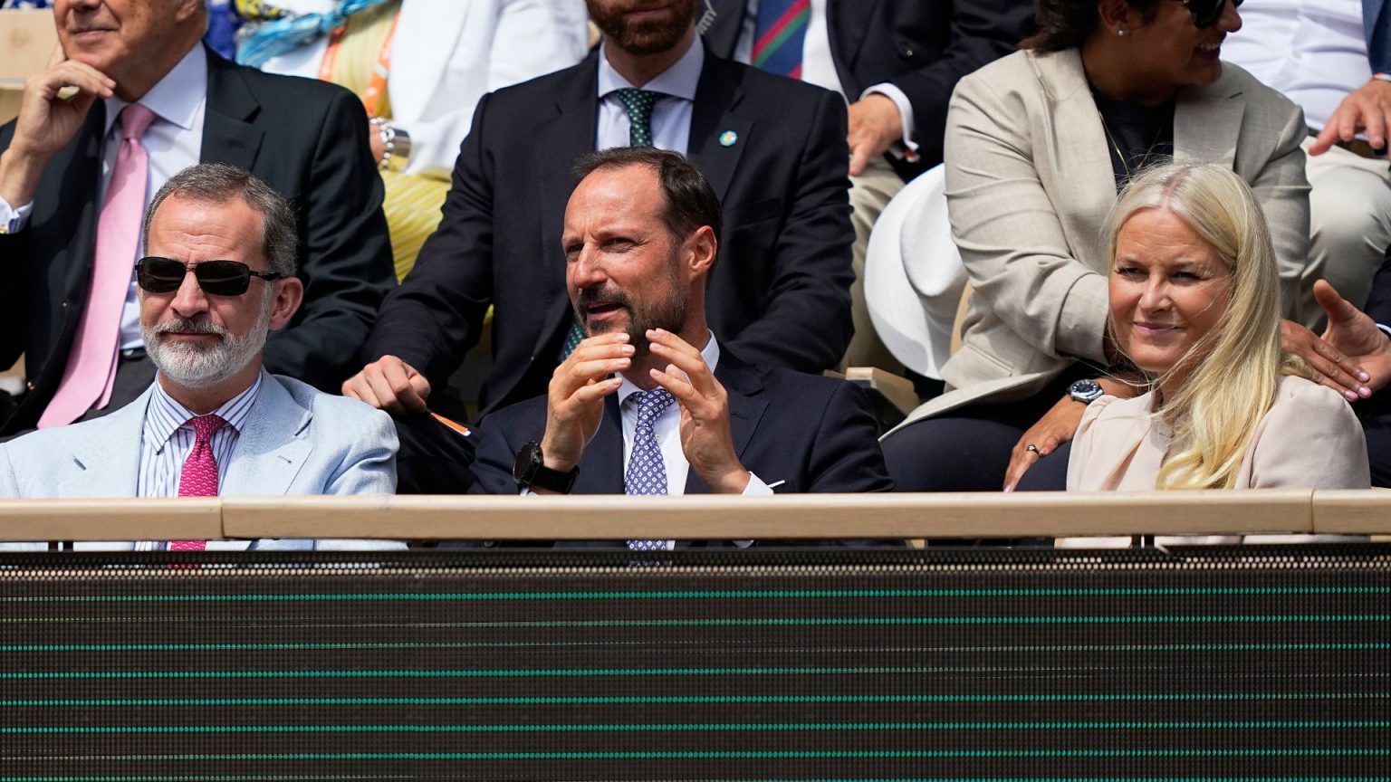 El Rey Felipe disfruta junto a Haakon y Mette-Marit de Noruega de la final de Roland Garros