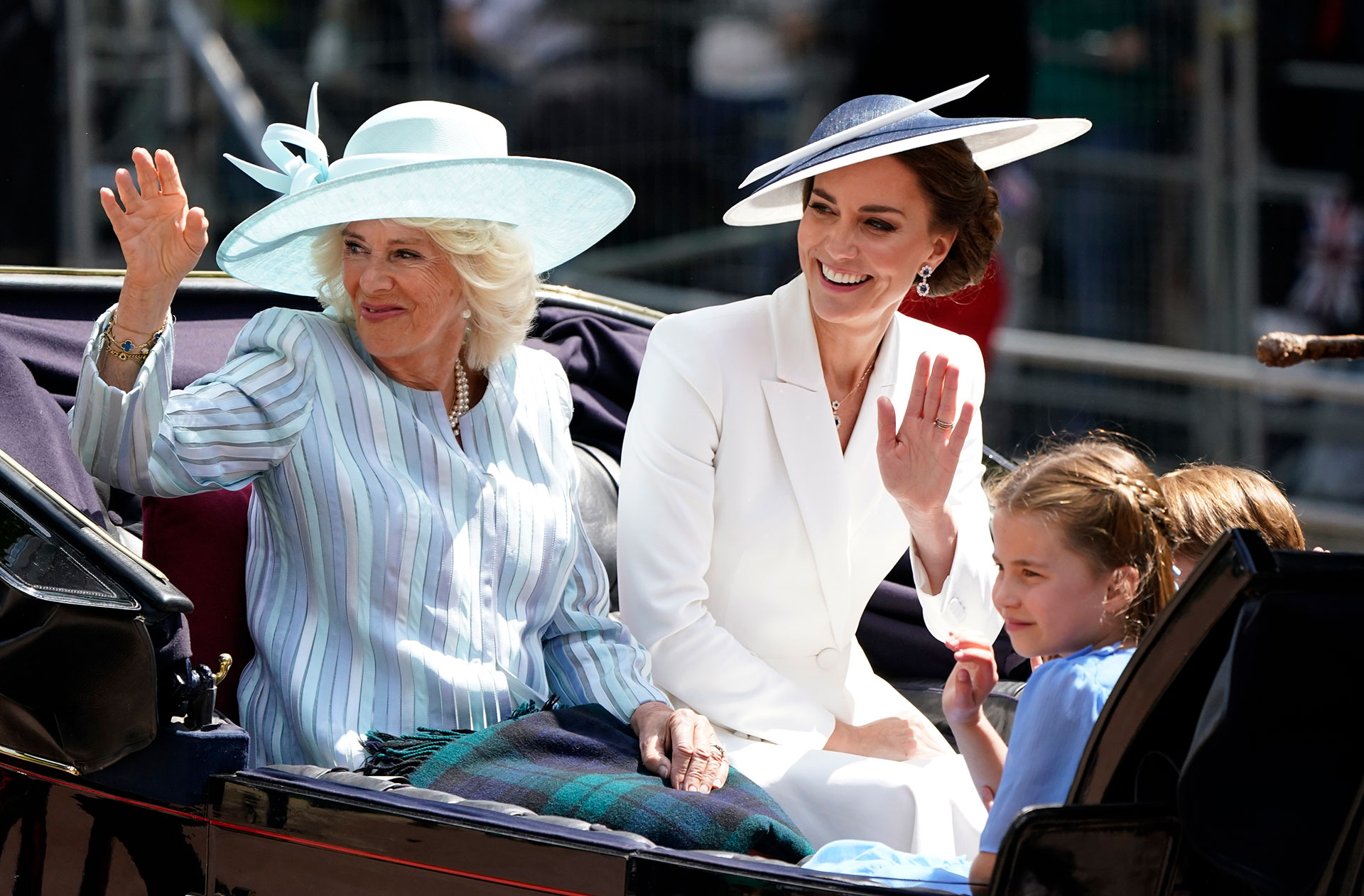 George, Charlotte y Louis de Cambridge, en un carruaje por primera vez durante el Jubileo de Platino de la reina Isabel II